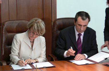 The Minister of Finance Mr. Plamen Oresharski and the Commissioner for Regional Policy Mrs. Danuta H&#252;bner signed two Agreements for awarding grants from the European Union Solidarity Fund