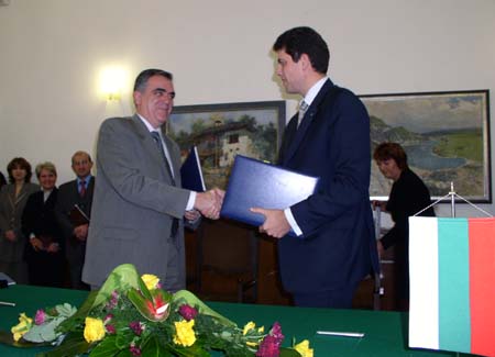 Министър Милен Велчев и посланикът на ЕК в България Димитрис Куркулас