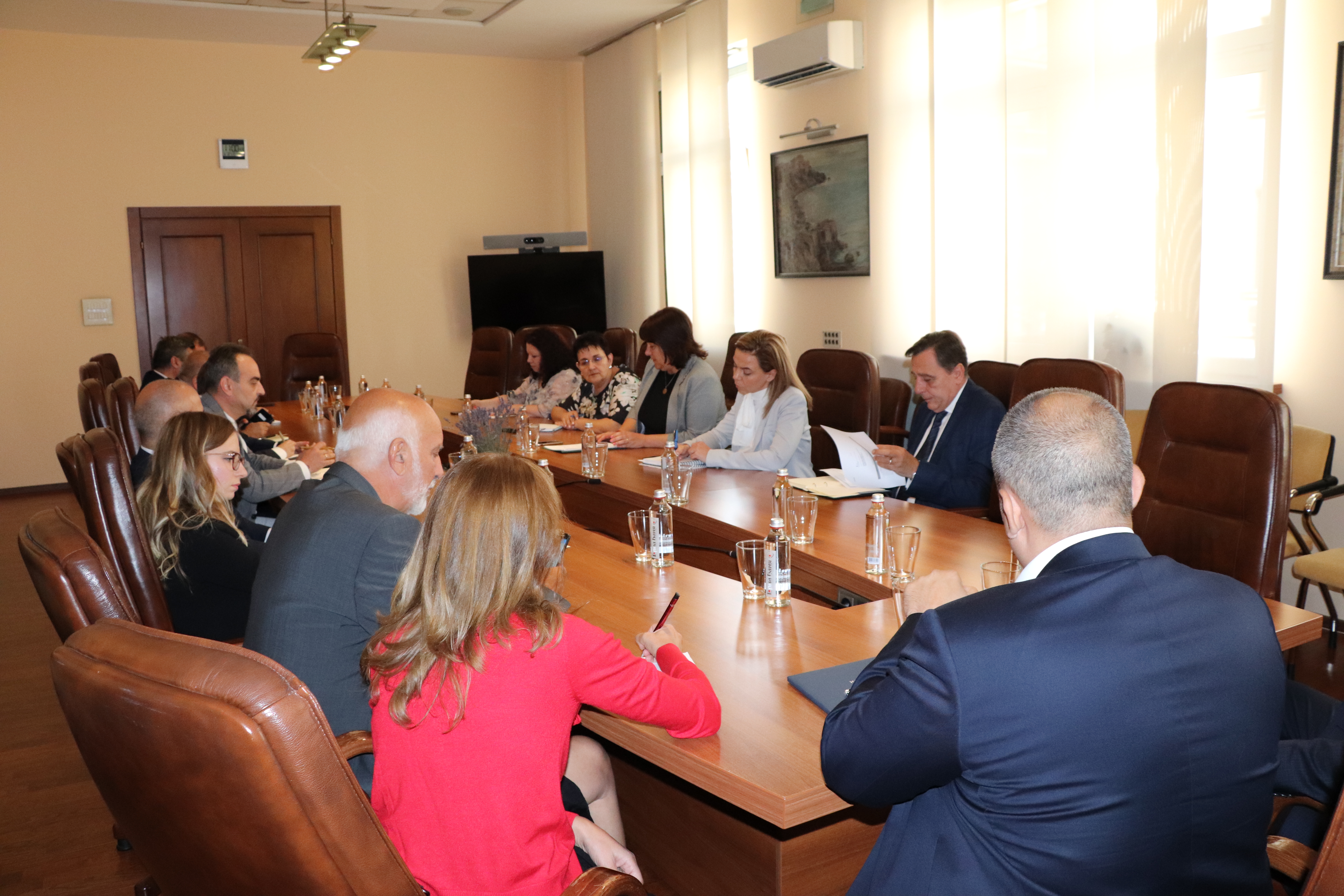 Министърът на финансите Росица Велкова на среща с представители на работодателските организации