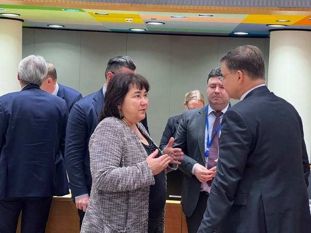 Министърът на финансите Росица Велкова разговаря с изпълнителния заместник-председател на ЕК Валдис Домбровскис на заседание на Съвет ЕКОФИН
