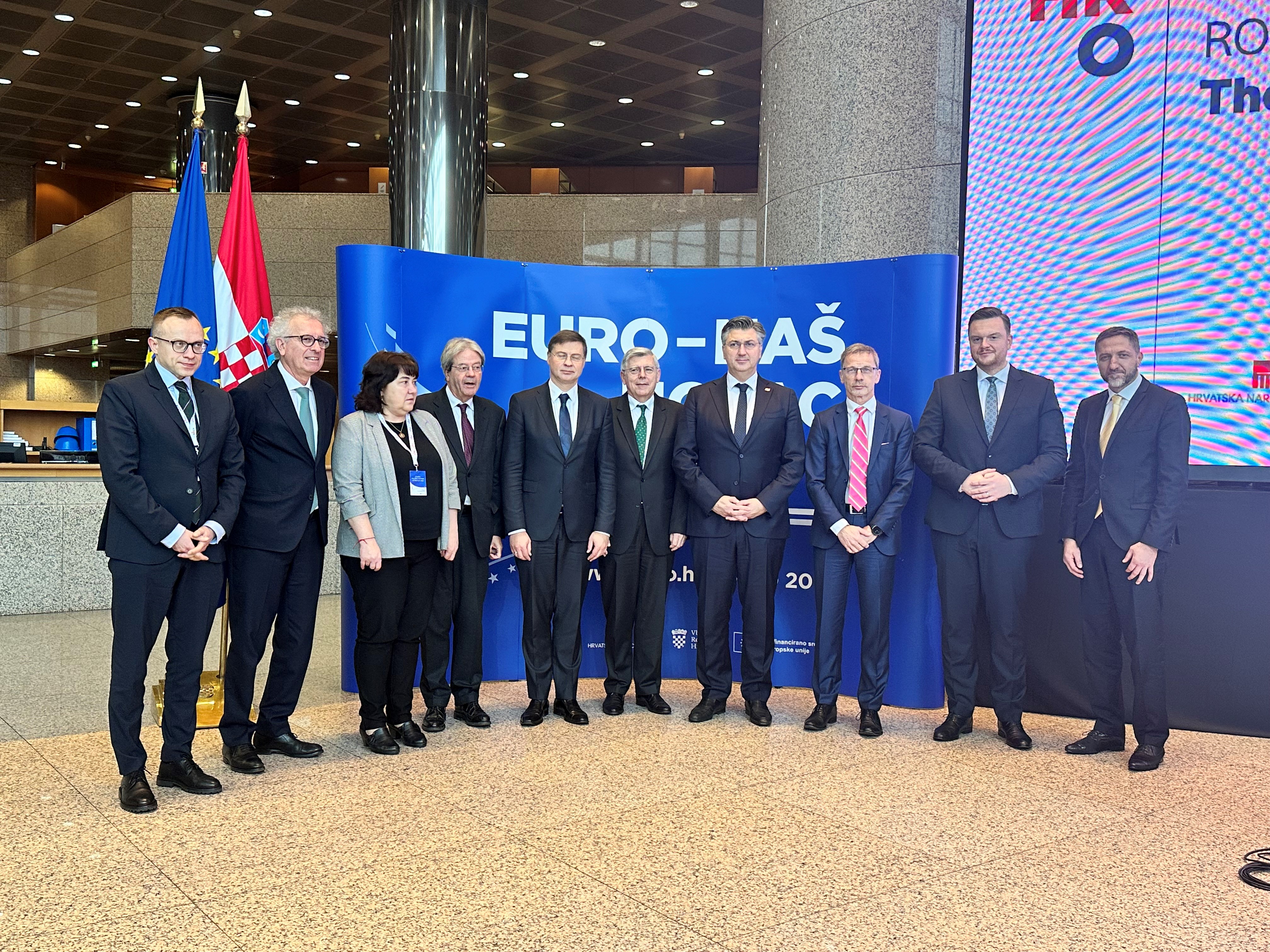Министърът на финансите Росица Велкова участва в конференция в Загреб, посветена на присъединяването на Хърватия към еврозоната