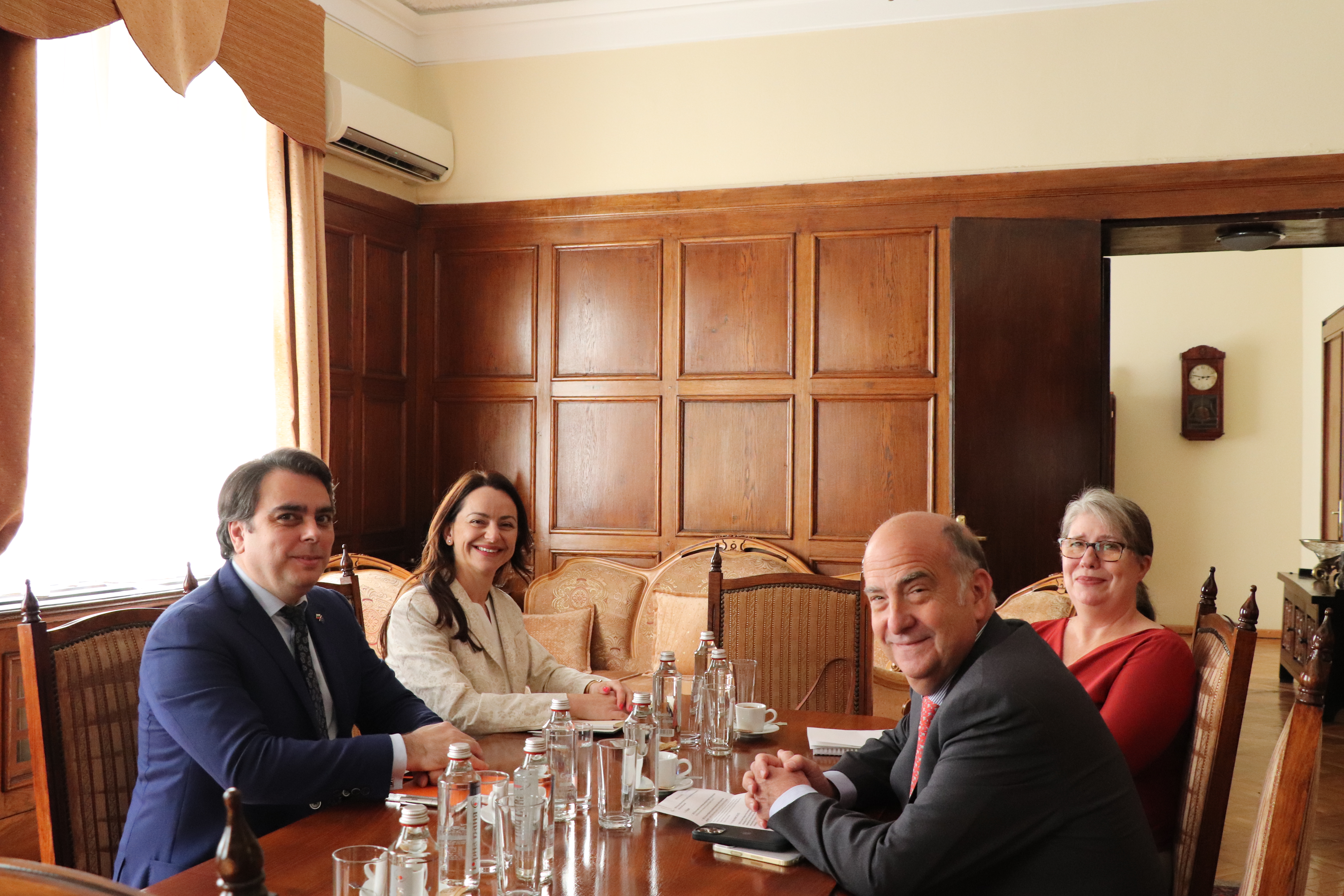 Minister of Finance Assen Vassilev and the US Ambassador to Bulgaria Kenneth Merten