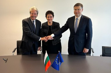 The Deputy Prime Minister and Minister of Finance Lyudmila Petkova, the Executive Vice-President of the European Commission Valdis Dombrovskis and the European Commissioner for the Economy Paolo Gentiloni signed a Partnership Agreement between the European Commission and the Republic of Bulgaria for the organisation of information and communication campaigns on the introduction of the euro in the country in Luxembourg today. 